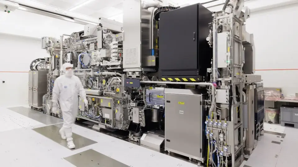 MIT advances photonic links to petabit-speed data transfer