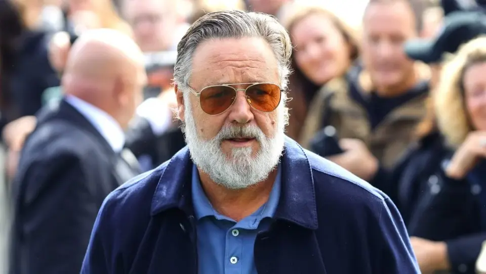 Crowe Pushes Back at Fans Outside Paris Hotel, Slamming Autograph Seekers