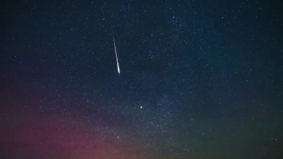 City Nights, Shooting Stars: Capturing the Lyrids with a Camera