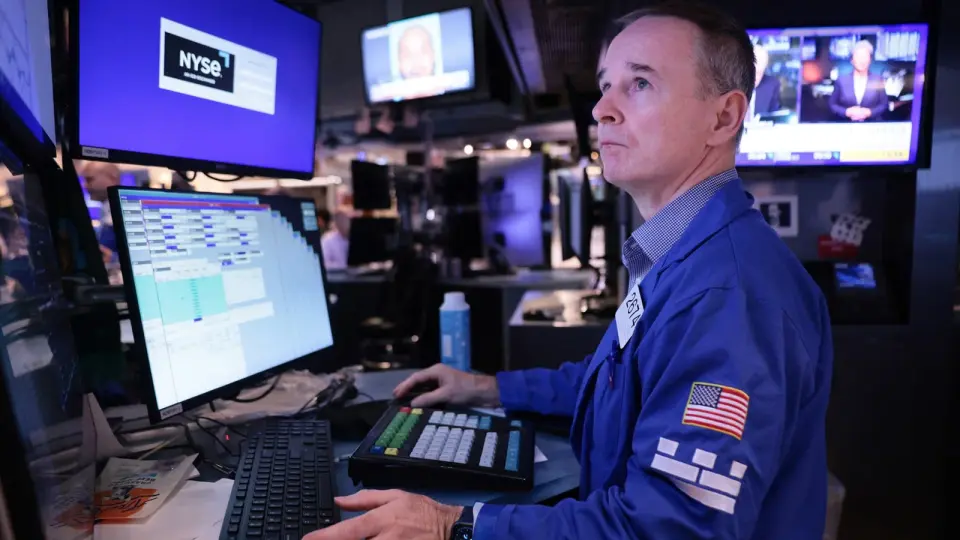Dow Hits Fresh All-Time High as Earnings Optimism and AI Bets Lift Markets
