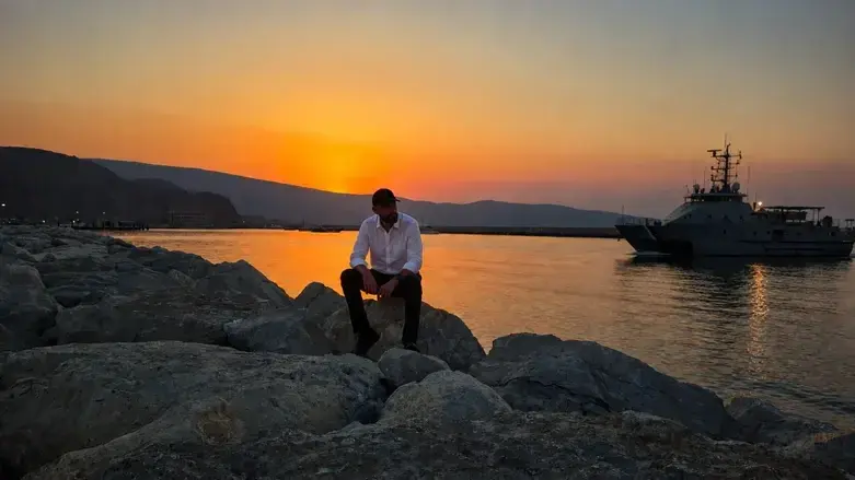 Haredi Journalist Navigates Strait of Hormuz Amidst Smuggling and Naval Strikes
