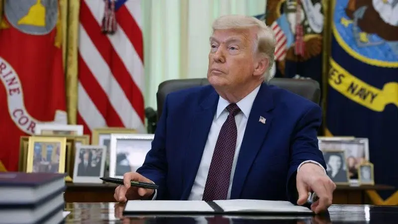 Trump signs order converting about 8,000 federal policy roles to at-will status