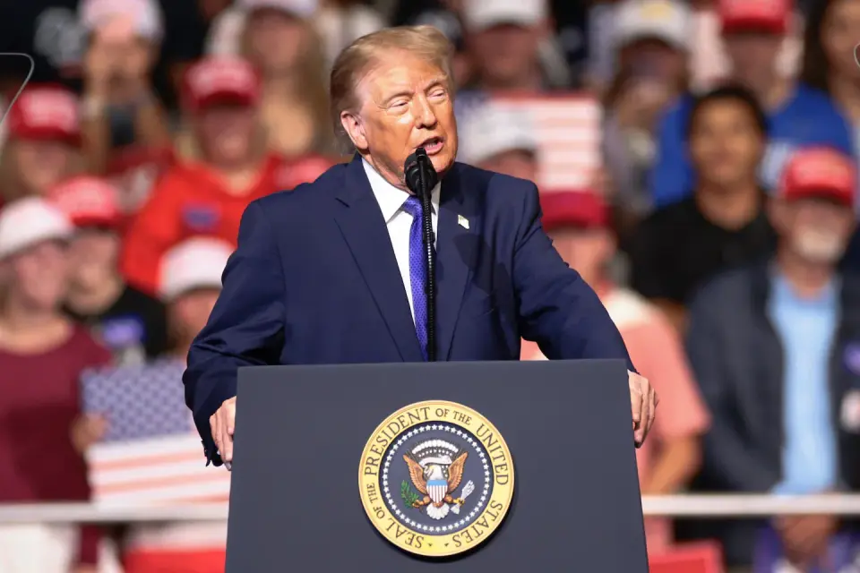 Trump Abandons Midwest Rallies for Virtual Blitz as Midterm Races Tighten
