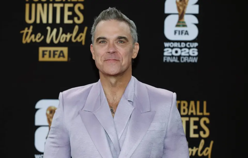 Robbie Williams jokes his World Cup mic moment away with mint, not cocaine