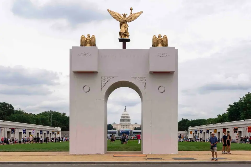 Trump’s gilded arch gains backing despite sightline concerns