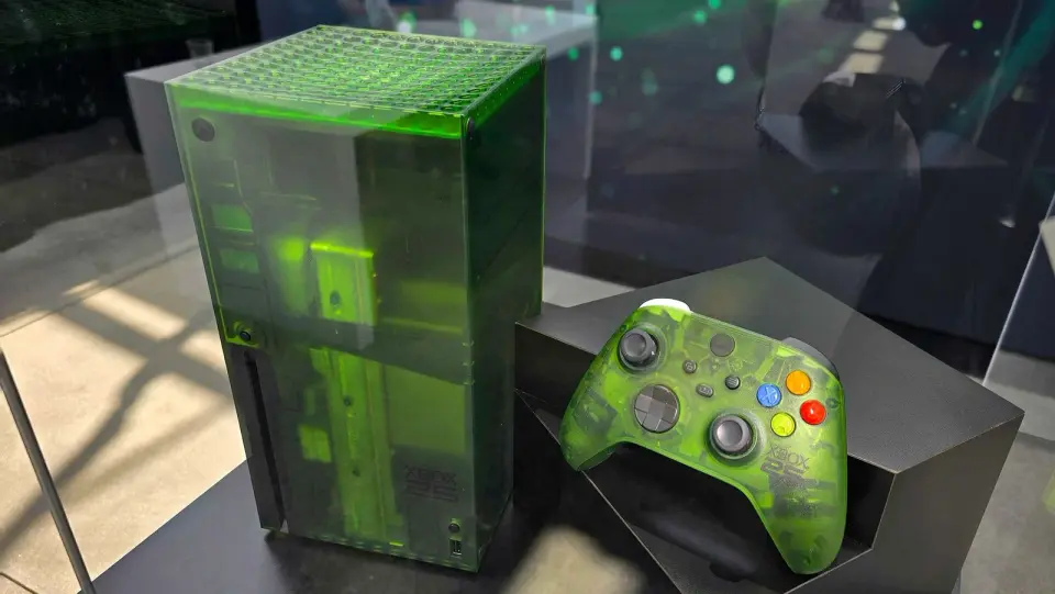 Xbox Series X25: a translucent green 25th‑anniversary edition with free Showcase swag for attendees
