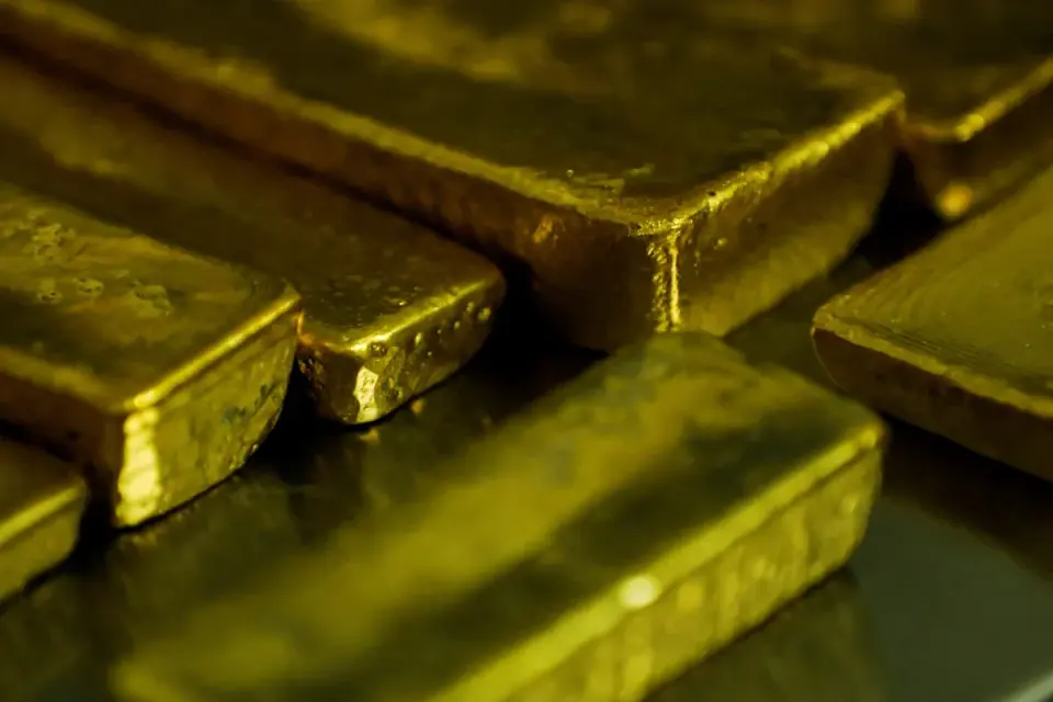 Gold tests a critical halfway-back level, shaping trader bets