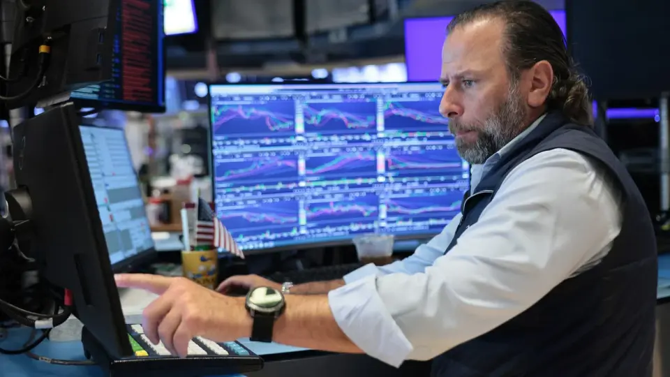 Weak US Jobs Report Fails to Halt Bond Sell-Off as Yields Climb