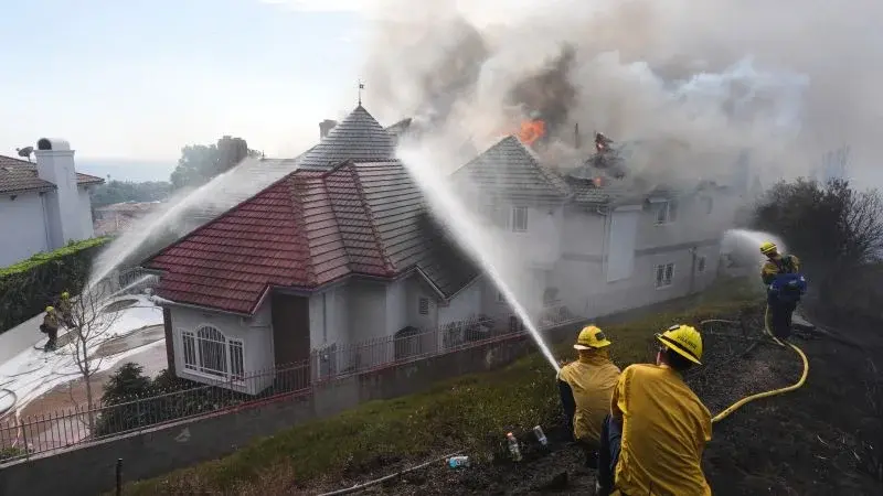 Norte Fire Destroys Six Homes in Orange County as Santa Ana Winds Fuel Regional Crisis