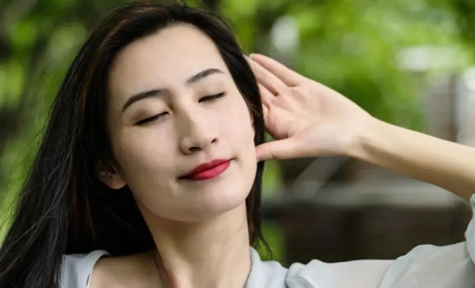 Seeing the Sound: Visual Cues Sharpen Hearing in Noise