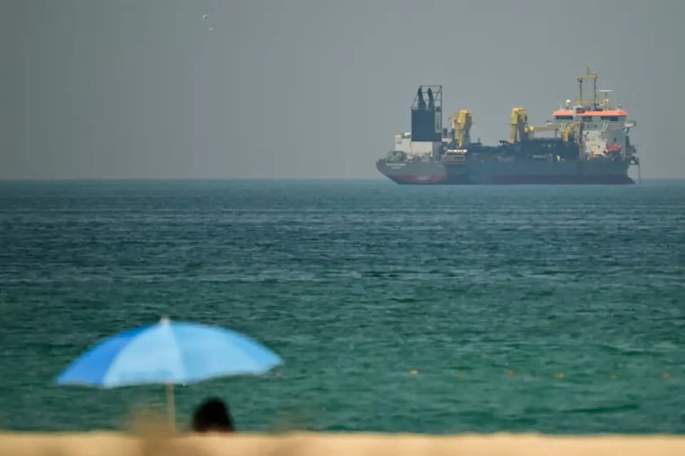 Iran Seizes Two Ships in Hormuz as Ceasefire Extension Tests Diplomacy