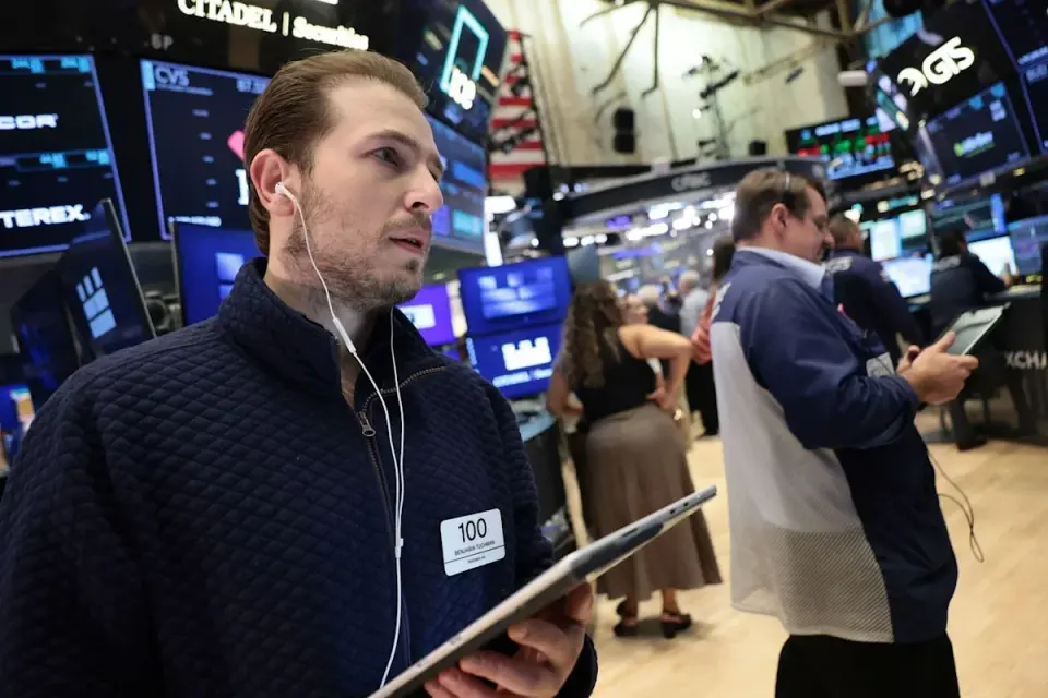 Neocloud Stocks Plunge as CoreWeave Bonds Hit Distress Levels, Sparking Debate on AI Debt Risks