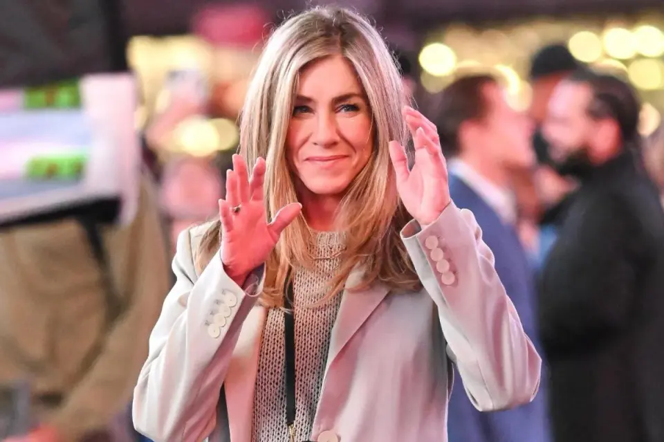 Aniston’s Taupe Wide-Legs Spark 'Pebble' Denim Trend