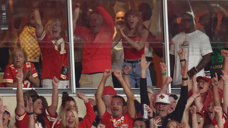 Swift flashes wedding ring as Kelce scores season's first TD