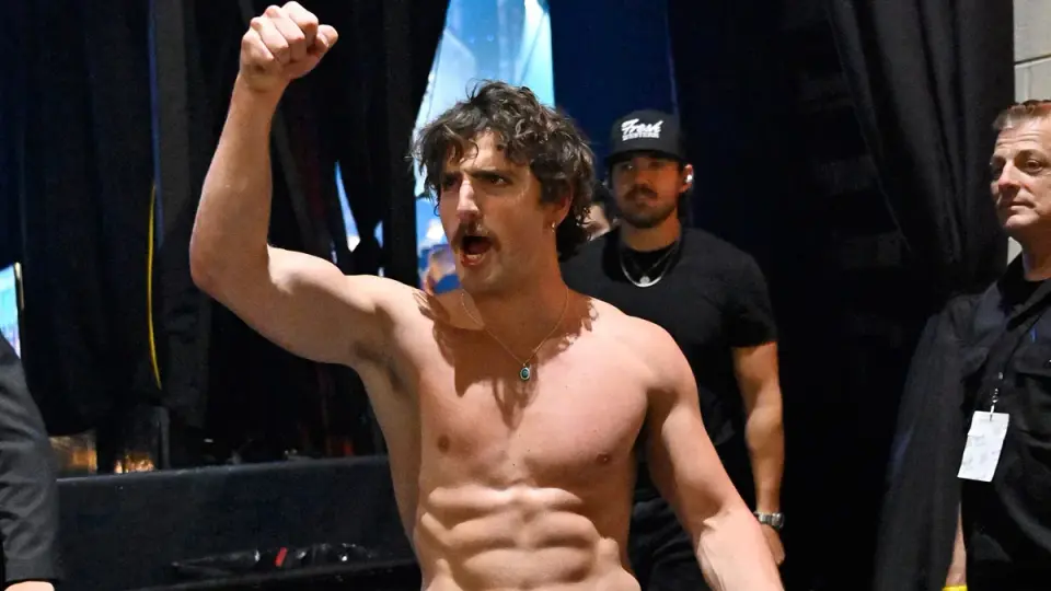 Benson Boone Recalls Awkward Backstage Bathroom Incident with Fan