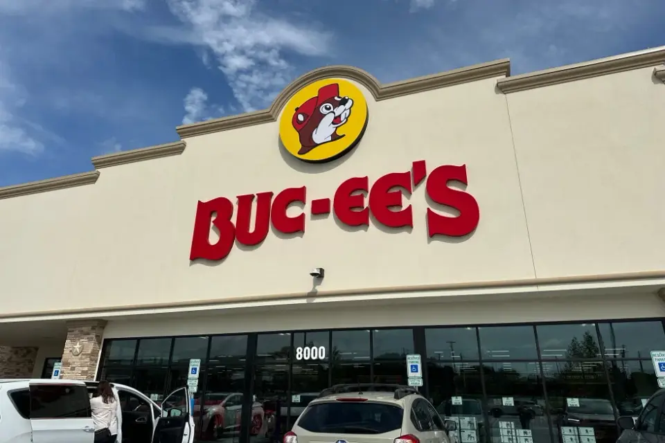 Beaver logo showdown: Buc-ee’s sues Ohio shop over beaver emblem