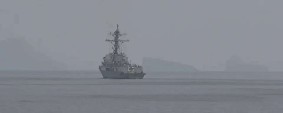 U.S. Destroyers Open a Mine-Cleared Route Through Hormuz for Merchant Traffic