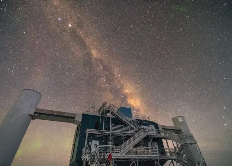 AI unveils the Milky Way in a first-ever neutrino image