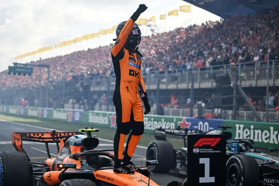 Norris tops chaotic Dutch GP as Verstappen crashes out early