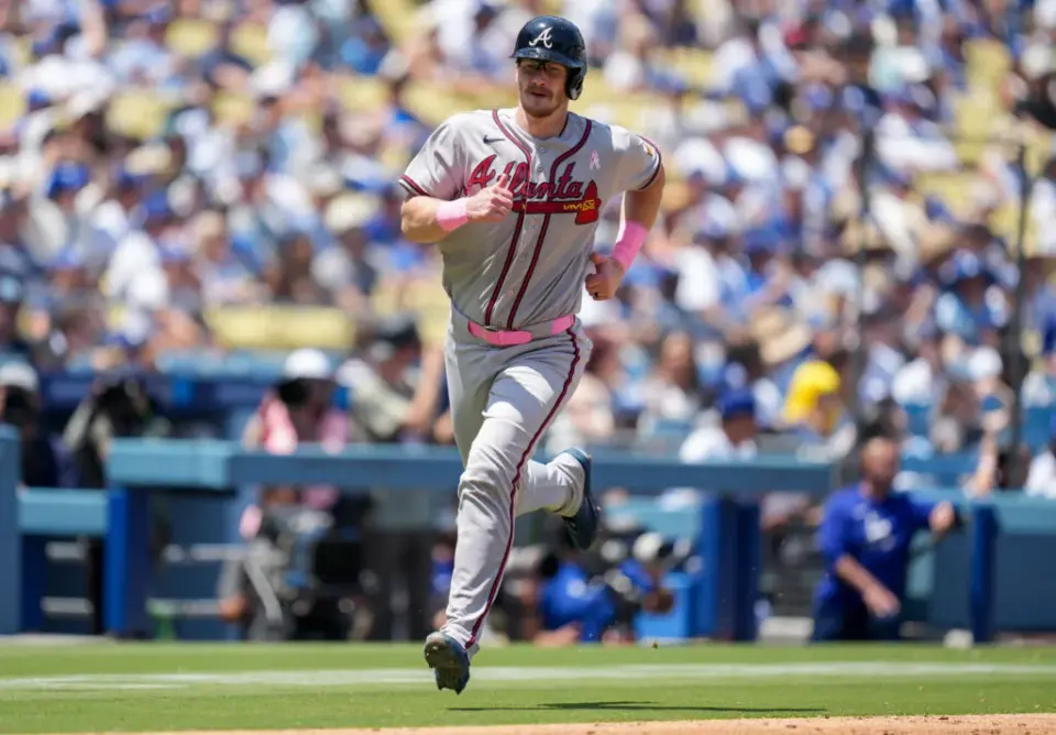 Braves put Murphy on 10-day IL with fractured finger, add León and Azócar