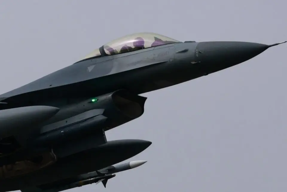 Peru seals 12-F-16 deal with U.S. after tense negotiations