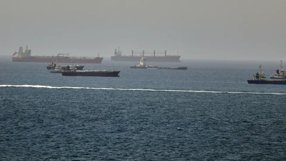 Iran Drone–Missile Attack Hits US-Contracted Vessel Near Hormuz, Minor Injuries Reported