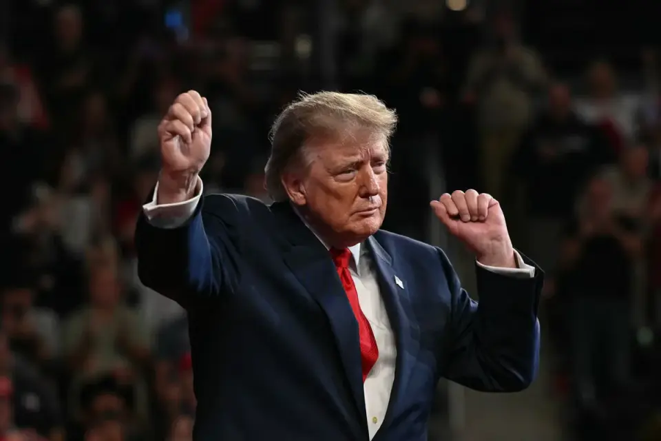 Trump rallies in Tennessee, promises $5,000 checks if GOP wins midterms
