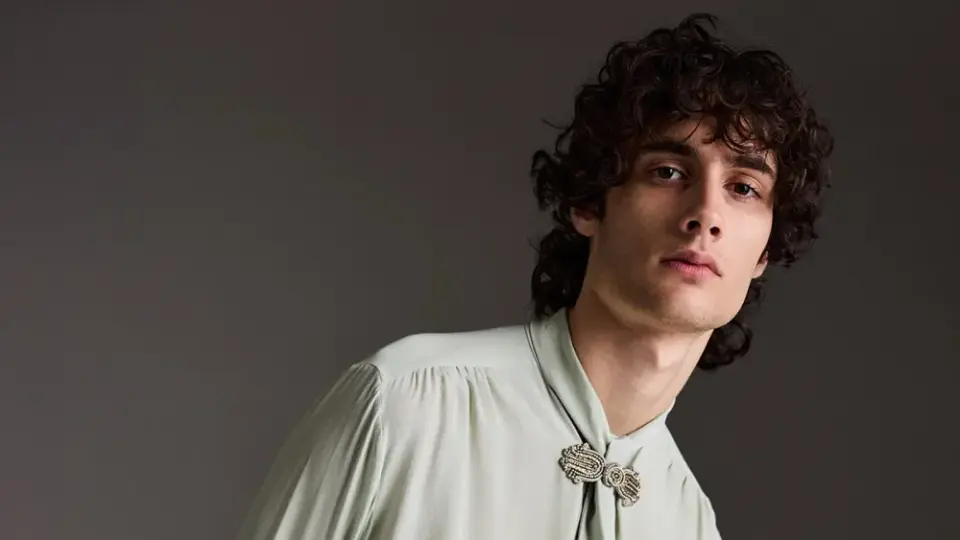 Sombr Soars: TikTok Breakthrough, Swift’s Backing and a Body-Image Battle