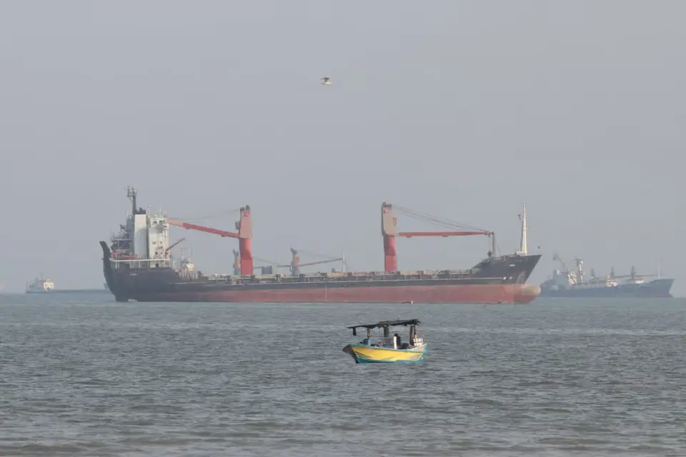 Iranian Guards Claim Mine Sinks 2,500-Container Ship in Hormuz Amid US Vote Tensions
