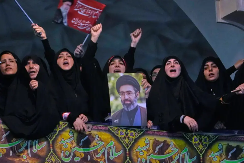 US reimposes blockade on Iranian ports; Tehran vows to curb Middle East energy exports