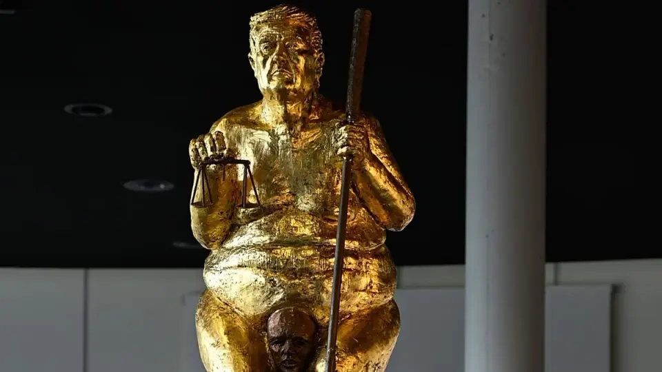 Satirical Gold Statue of Trump Debuts in European Parliament