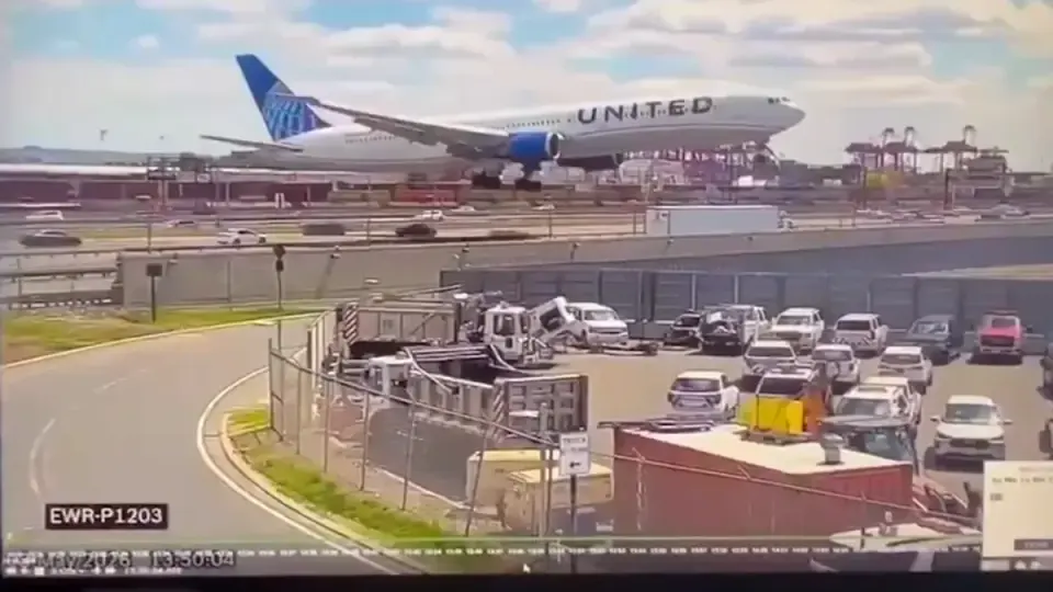 Video Emerges of United Flight Clipping Truck on NJ Turnpike During Newark Approach