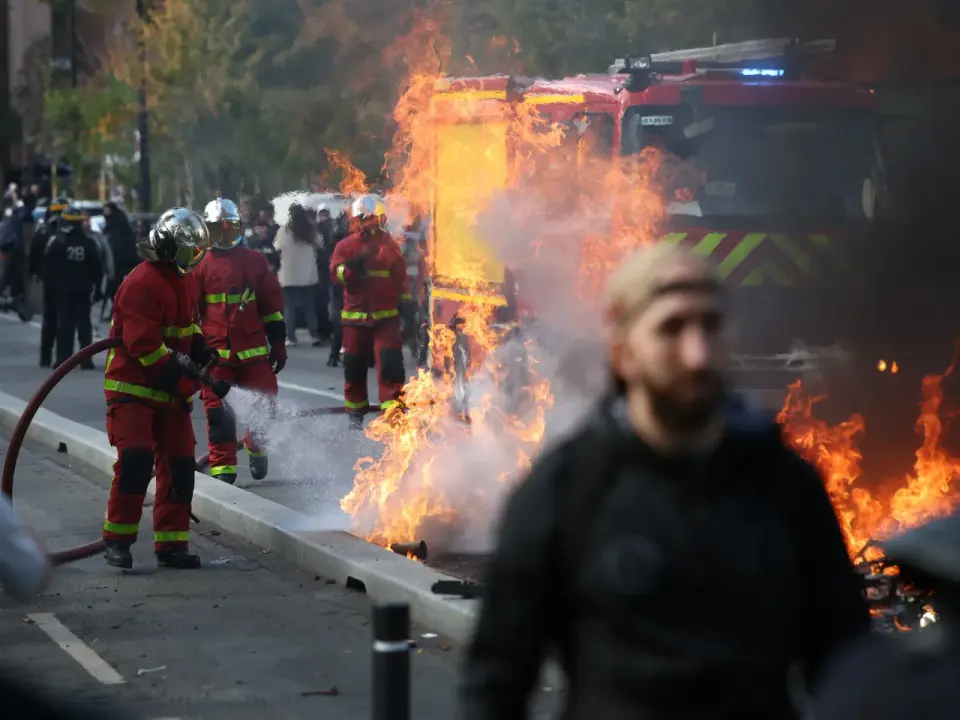 French Student Protests Escalate into Nationwide Unrest as Schools Close and Police Clash with Rioters