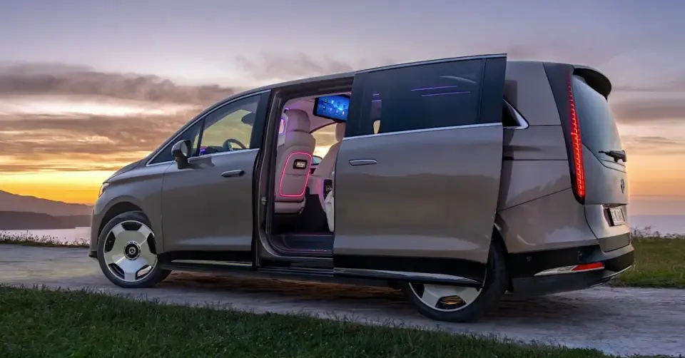 Mercedes-Benz VLE 300: eight-seat electric van blends limousine comfort with SUV-like performance