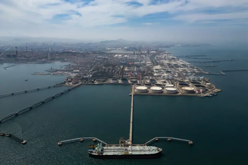 Oil Holds Under $100 After Hormuz Shock, Fueled by Workarounds