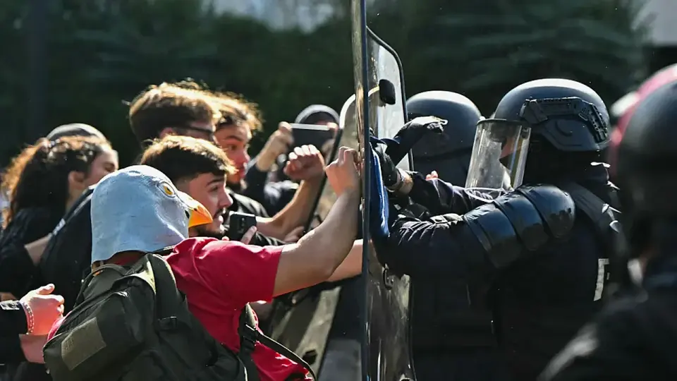 French Student Unrest Escalates Amid Budget Crisis and Political Blame