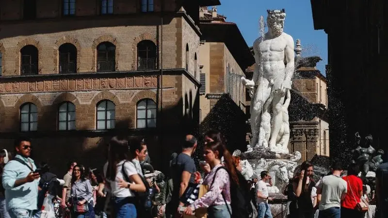 Pre-nuptial prank cracks Florence’s Neptune fountain, sparking repairs and legal scrutiny