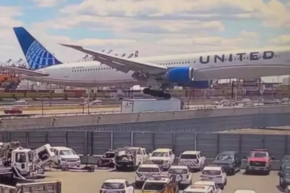 United 767 Strikes Tractor-Trailer During Newark Approach
