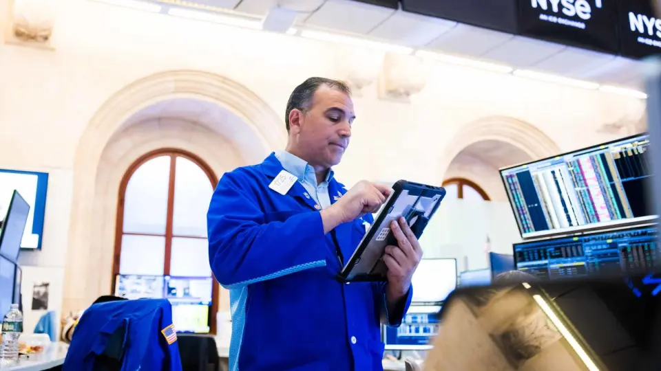 Markets Rebound as AI Debt Fears and Geopolitical Oil Risks Collide