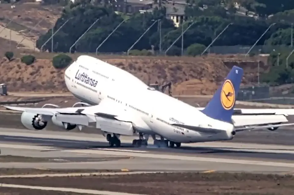 Lufthansa 747 narrowly avoids tail strike during aborted LAX landing