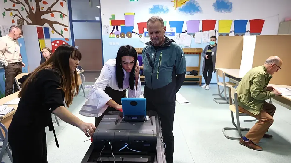 Bosnia's 2026 Election: Dodik's Shadow, Tech Glitches, and Youth Exodus