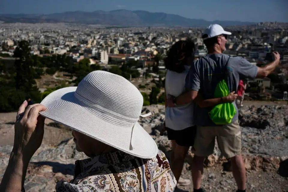 Heatwave Drives Surge in Sunhat Sales at Athens Landmarks