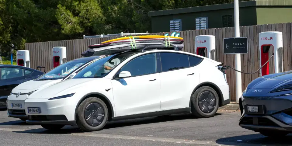 Tesla Dips on Miss, but AI Hopes Keep Bulls in Play