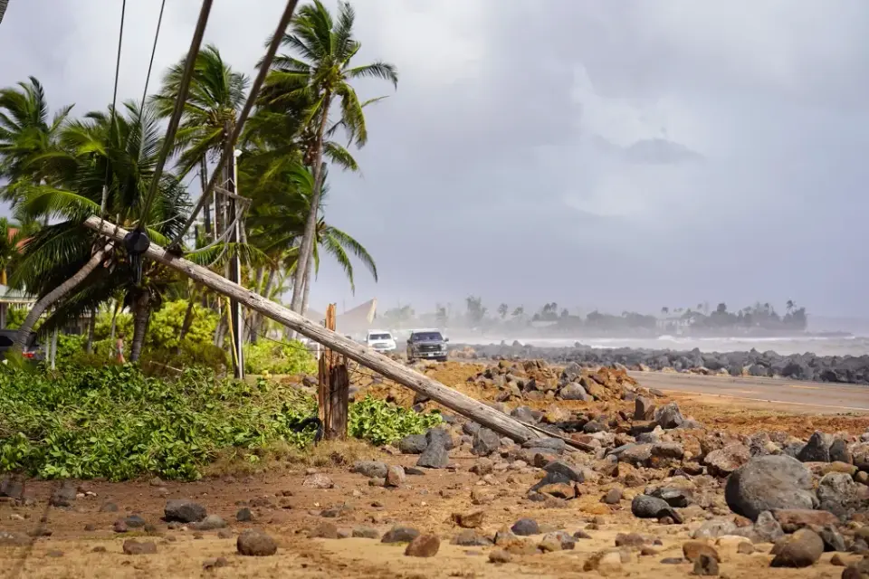 Hurricane Lowell Leaves Kaua'i in Darkness and Ruin