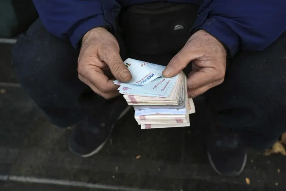 Iranian rial hits record low as sanctions tighten and UAE cuts trade