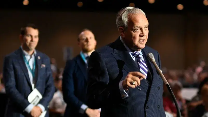 SBC votes to pursue constitutional ban on churches led by women