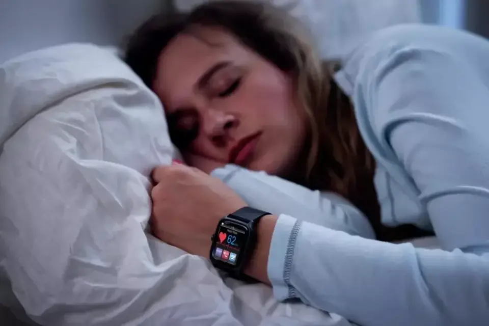 Sleep-Tracking Showdown: Apple Watch and Oura Ring Top Lab Sleep Test