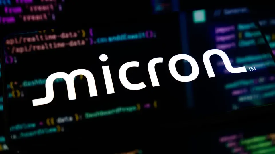 Micron Shares Slide Post-Earnings Despite Cramer's Bullish Stance