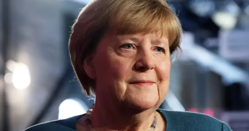 Merkel urges EU to use diplomacy with Russia alongside military support