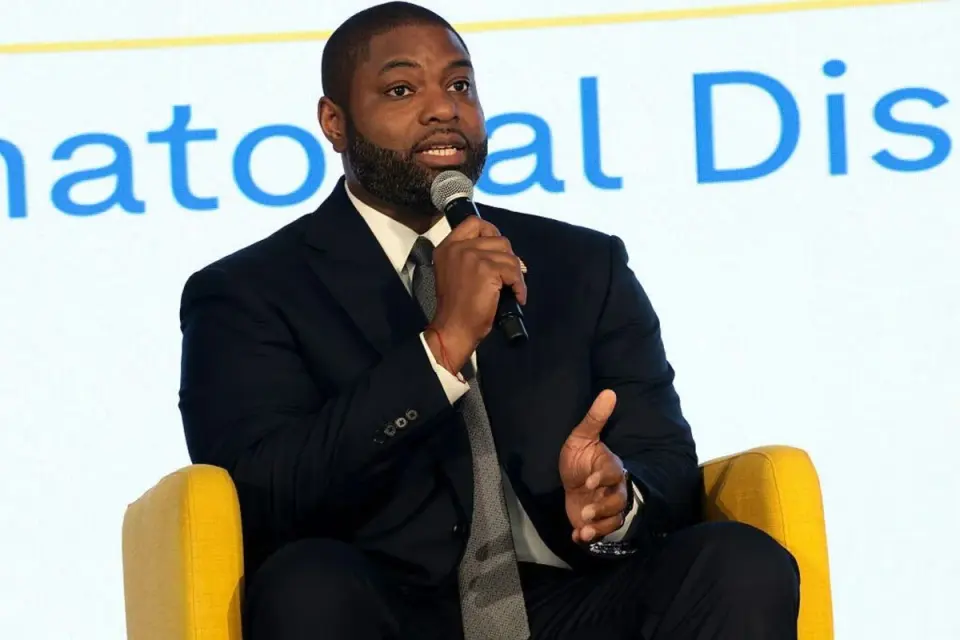 Florida Governor Candidate Byron Donalds Downplays Trump Ties on Campaign Site